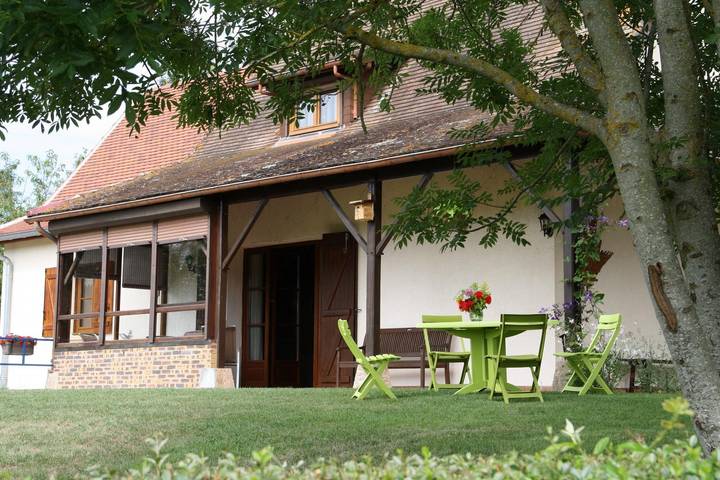 Gîte pour 6 personnes, avec terrasse et jardin dans La Charmee
