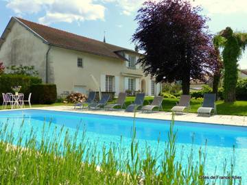 Gîte pour 10 personnes, avec terrasse et jardin, animaux acceptés dans Le Mayet-de-Montagne
