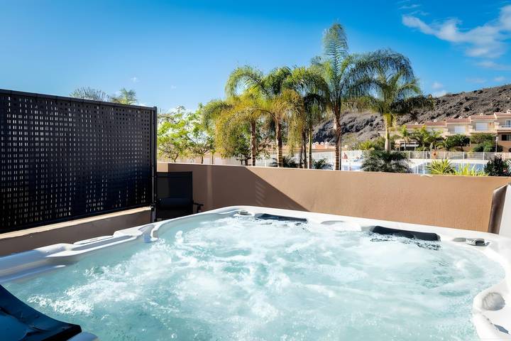Appartement entier, Appartement de vacances « Townhouse Atlantic Luxury Stay » avec vue mer, piscine et Wi-Fi in Puerto Santiago, Santiago del Teide
