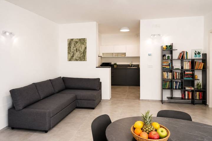 Appartamento intero, GuestHost - Comfy Verandah Flat X6 Near the Sea in Trani, Barletta-Andria-Trani