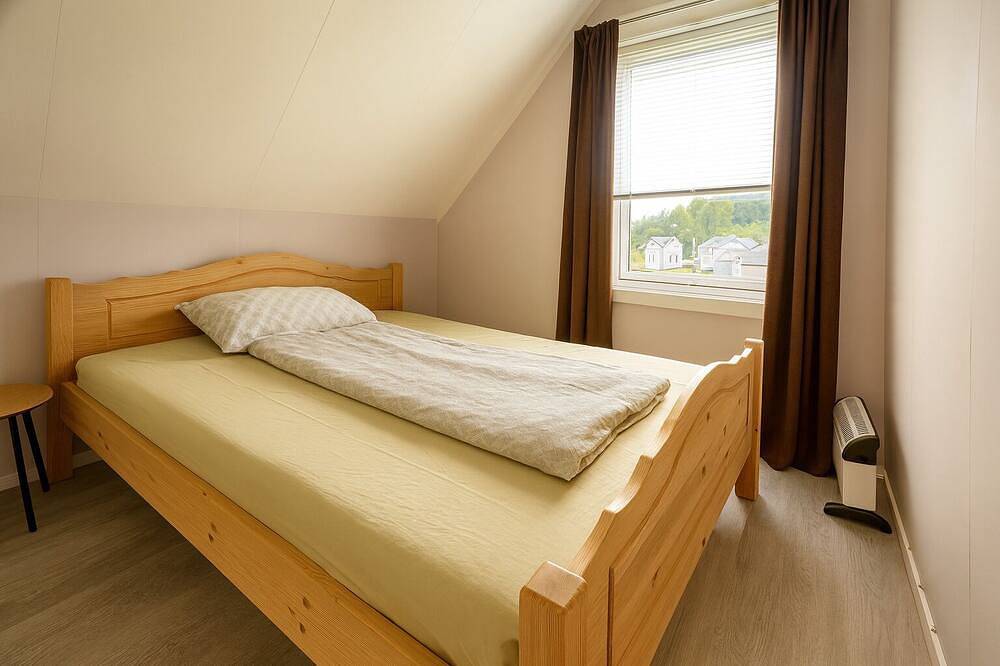 Holiday home by the sea with sea views, full kitchen and good wi-fi in Senja, Lenvik