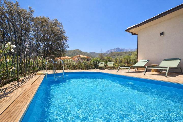 Location de vacances pour 5 personnes, avec jardin ainsi que piscine et vue à Moltifao