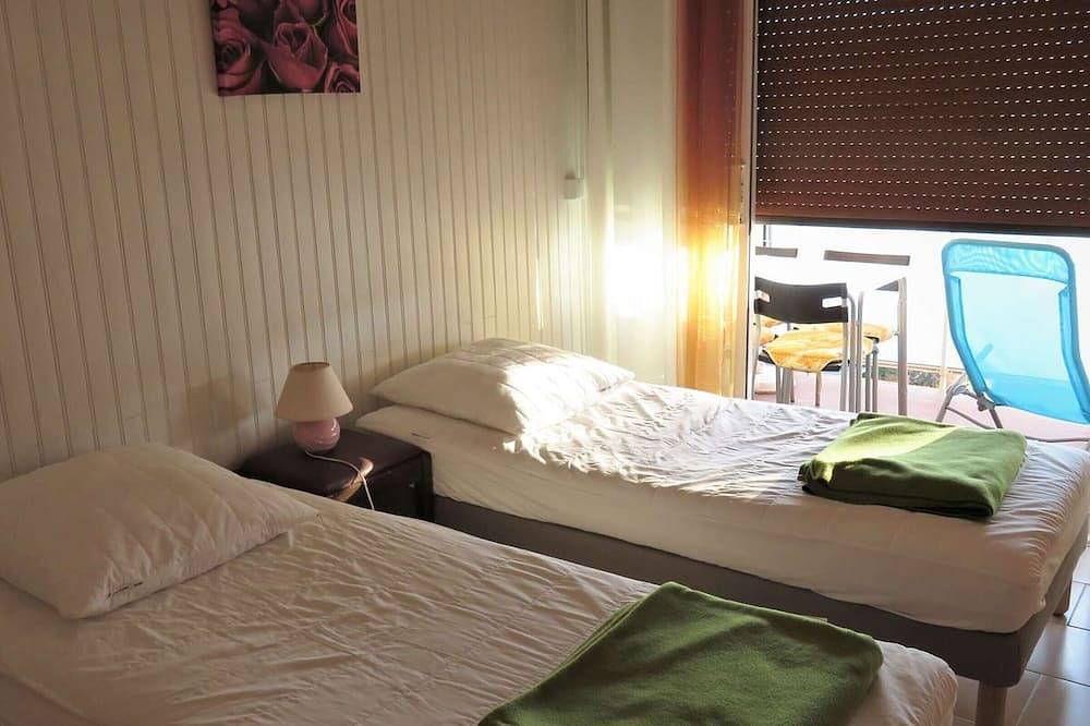 Entire apartment, Air-Conditioned 2-Bedroom Apartment with Parking in Favière, Close to Shops and Beach in Bormes-les-Mimosas, Parc national Port-Cros