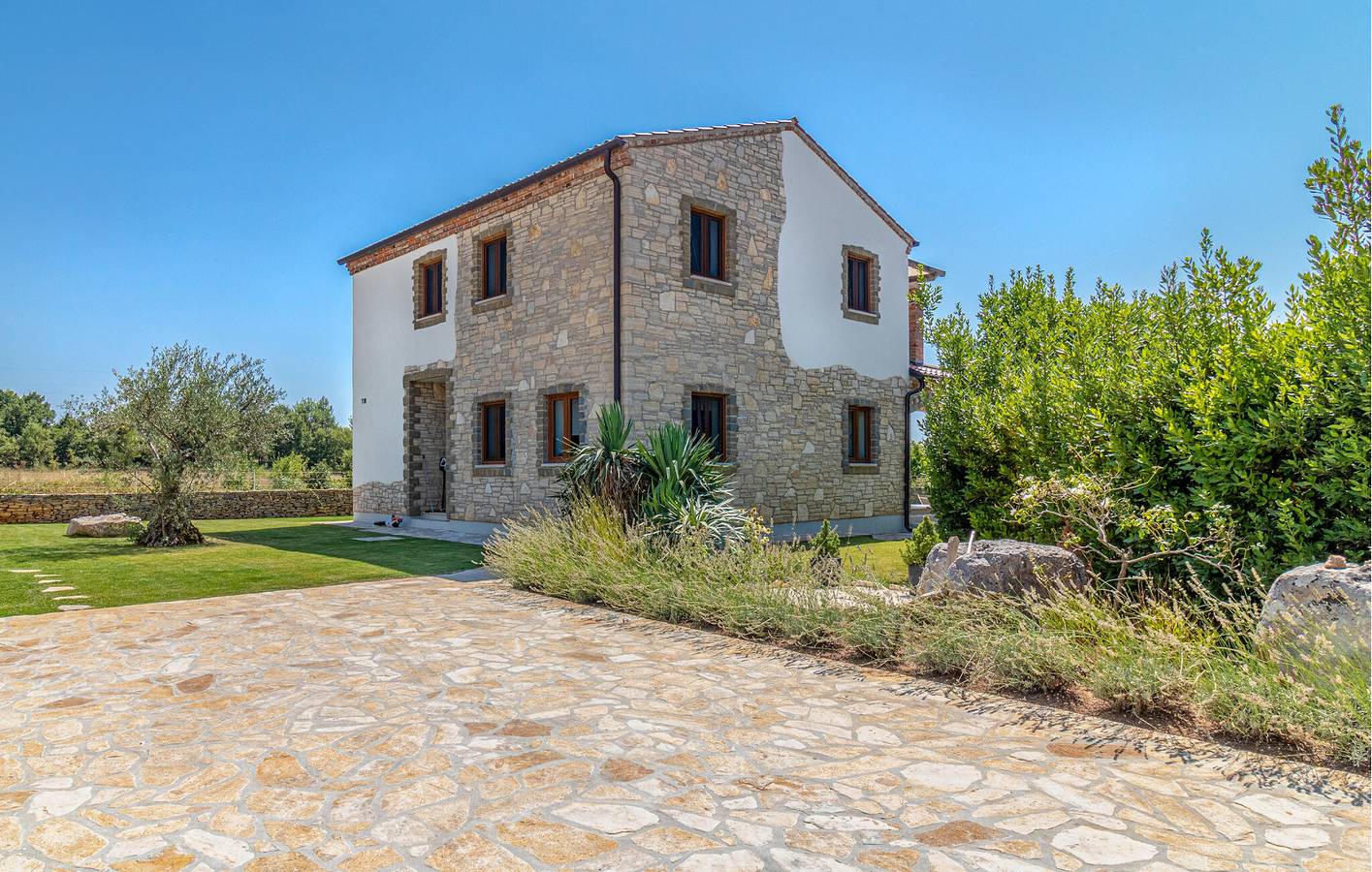 Geräumige 150 m² große Wohnung mit Pool, WLAN und Terrasse in der Nähe des Zentrums von Jursici in Jursici, Svetvinčenat