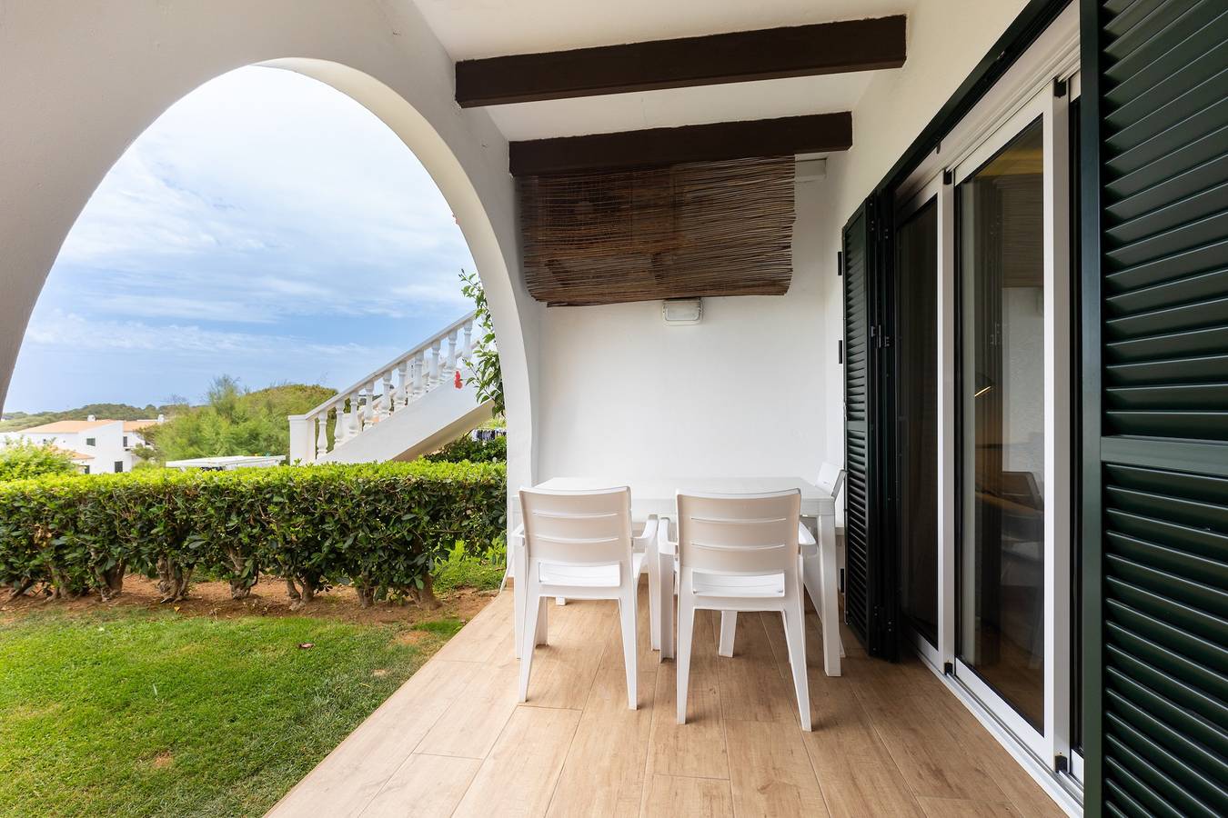 Apartamento entero, Apartamento 'Costa Arenal' con piscina compartida, Wi-Fi y aire acondicionado in Arenal d'en Castell, Es Mercadal