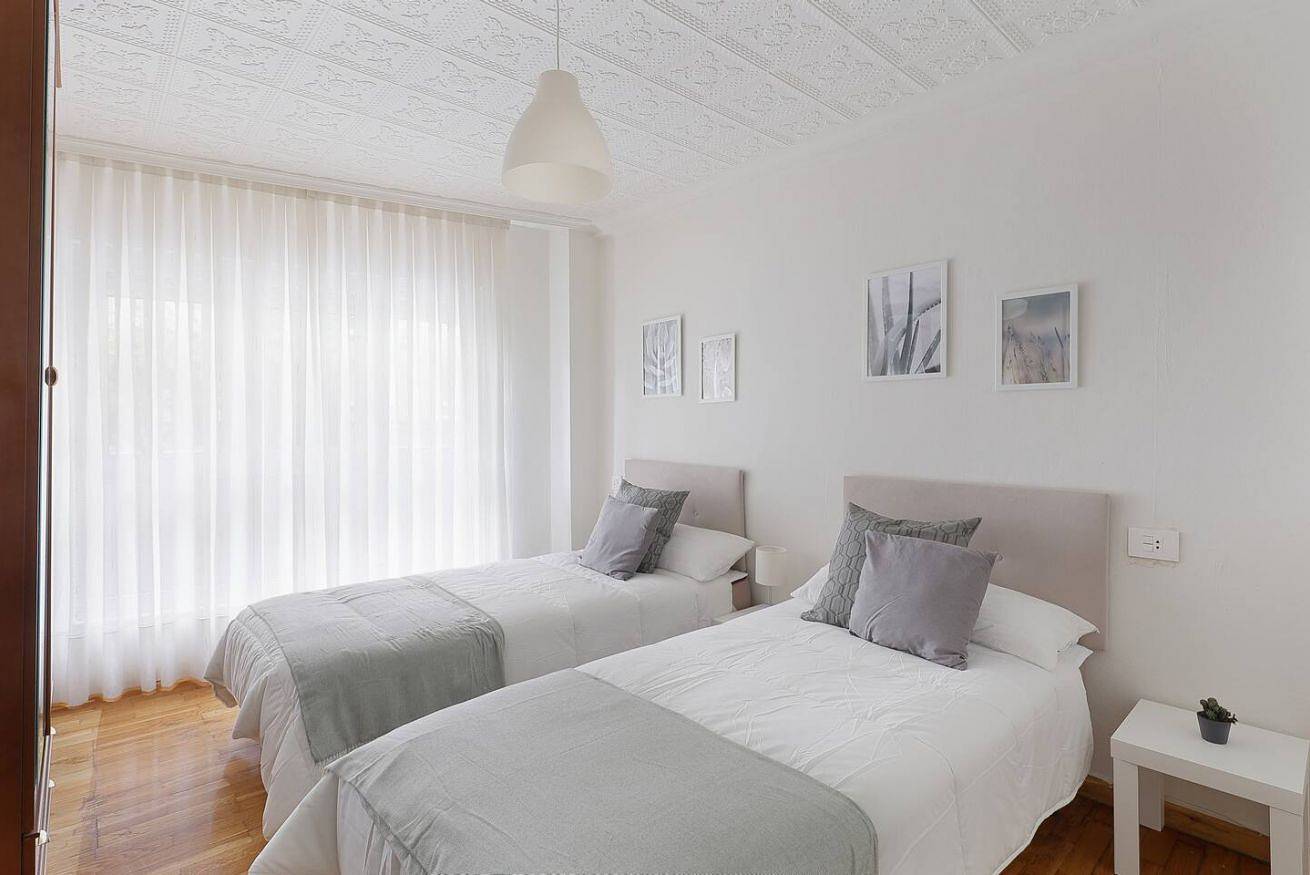 Apartamento entero, Amplio apartamento con cocina completa y lavandería cerca del centro. in Oviedo, Cordillera Cantábrica