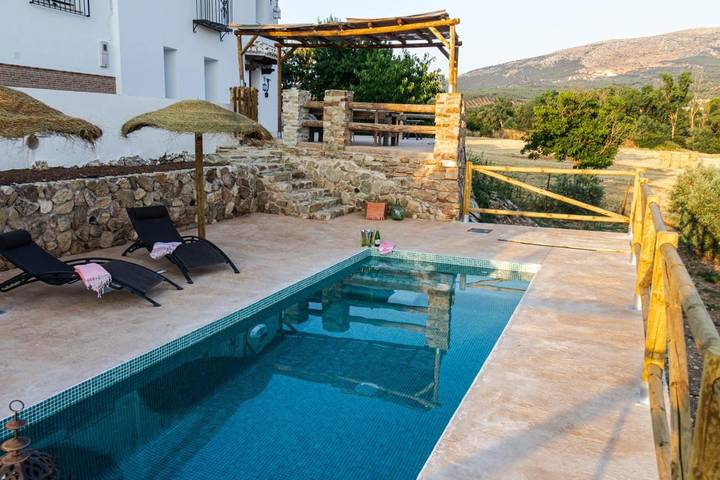 Apartamento para 11 personas, con Balcón y Terraza además de Piscina y Vistas en Villanueva del Rosario