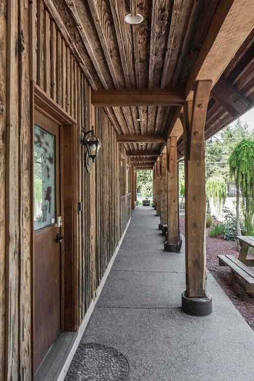Stunning cabin,  rustic decorations, great view of Mts.,  expansive patio in Hope, Fraser Valley Regional District