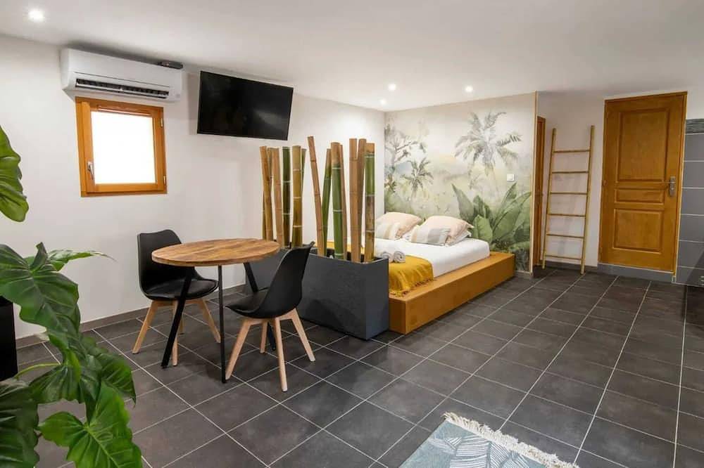 Entire apartment, Homerez - Romantic Studio in Baixas with Jacuzzi - 35m² in Baixas, Perpignan region