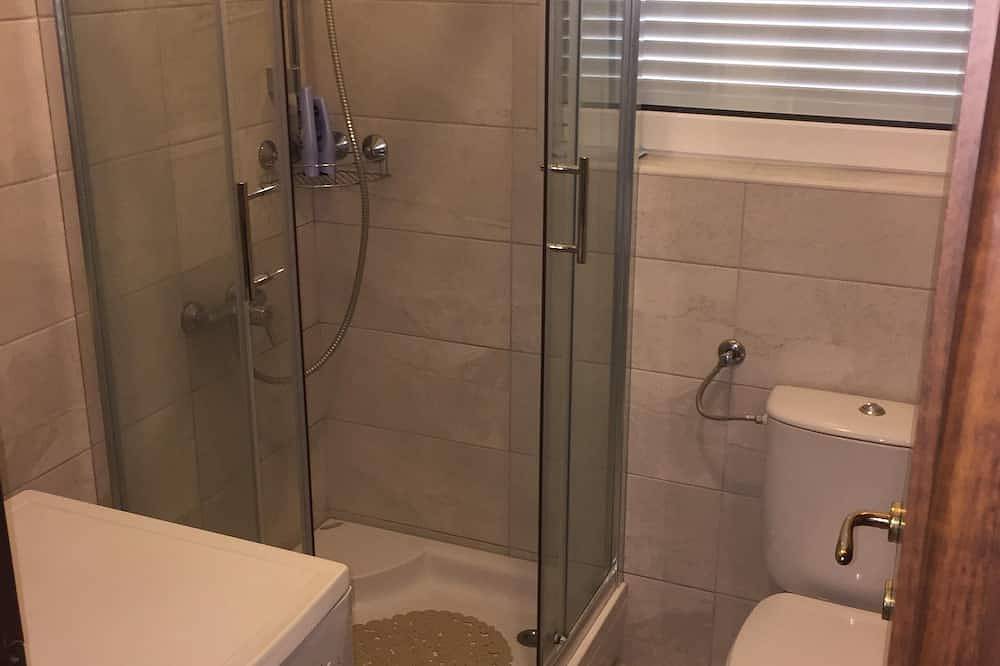 Ganze Wohnung, Erdgeschoss. Private Terrasse, Gemeinschaftspool, Blick über den Fjord auf die Altstadt von Kotor in Muo, Opština Kotor