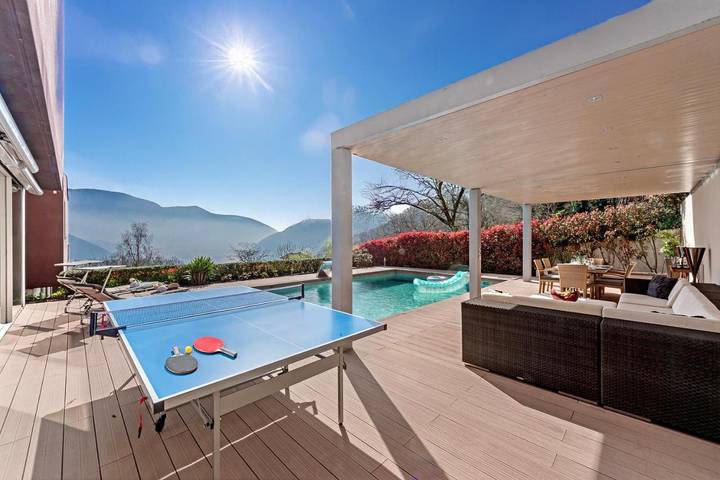 Chalet para 6 personas, con vistas al lago y piscina además de vistas y jardín en Lugano