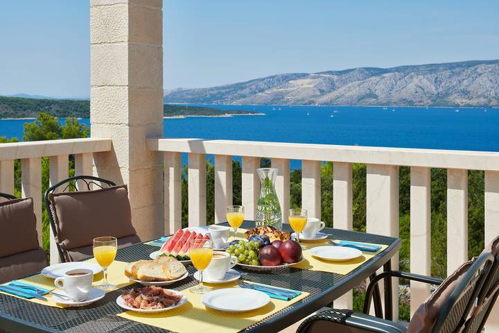 Villa for 10 people, with pool and terrace as well as balcony/terrace on Hvar