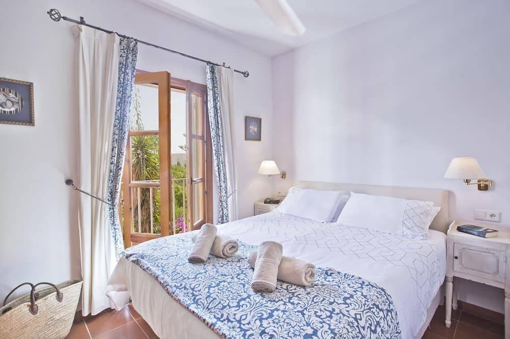 Beachfront Escape 3 Bed House - Stunning Sea Views in Carib Playa, Marbella