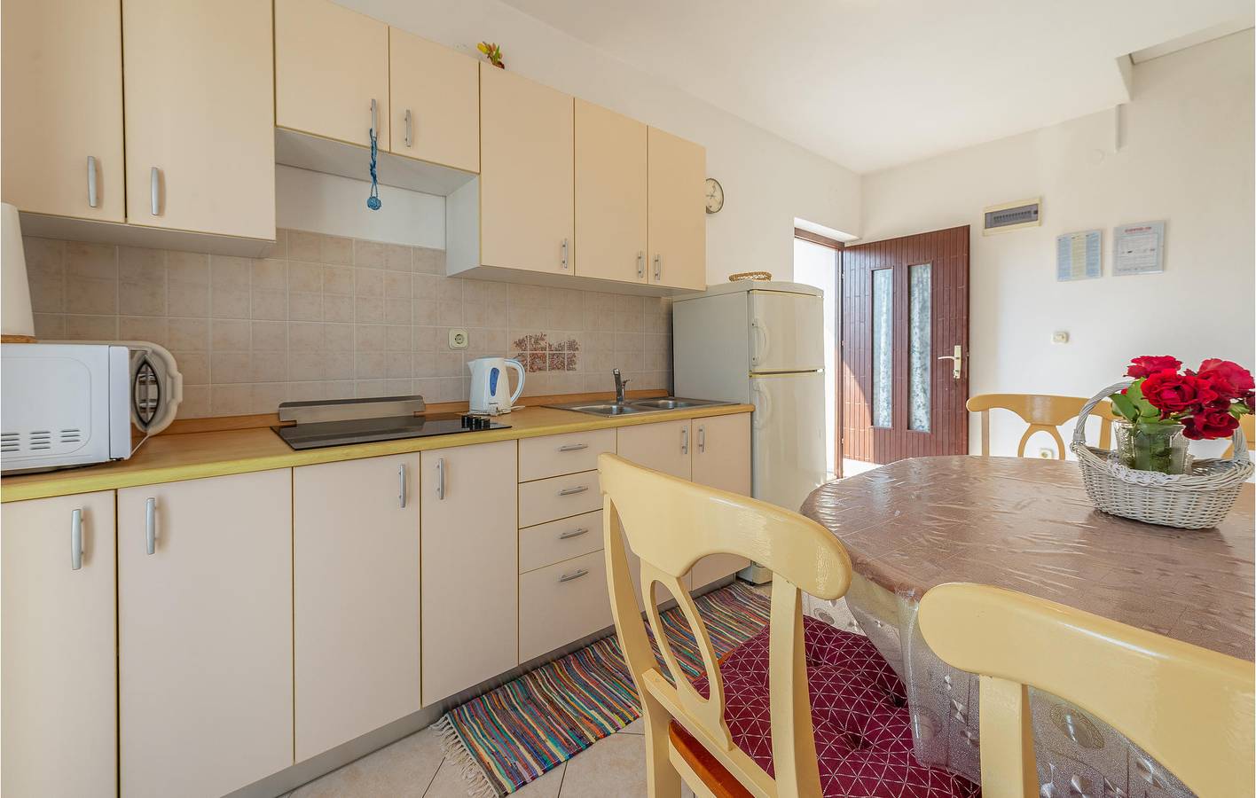 Ganze Ferienwohnung, Gemütliche Ferienwohnung mit Meerblick, Terrasse und Parkplatz, 200 m von der Küste entfernt in Privlaka, Zadar