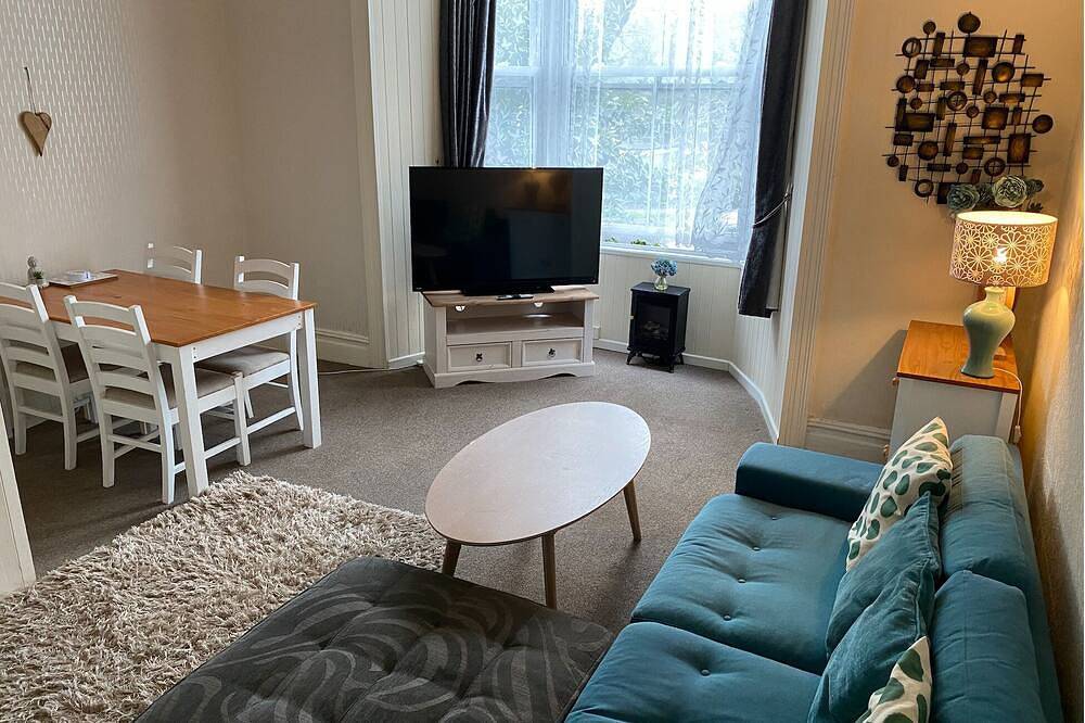 Entire apartment, Spacious 1 Bedroom Flat near Seafront, Penzance. Pet-Friendly! in Penzance, Cornwall