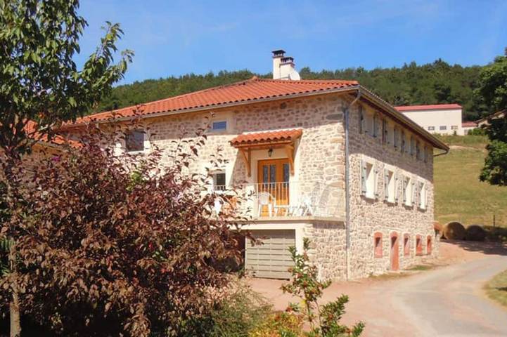 Gîte pour 14 personnes, avec Balcon et Jardin à Chirassimont