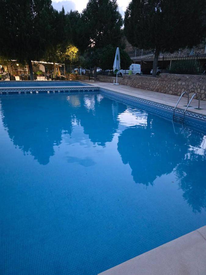 Hotel para 2 personas, con piscina y terraza además de jardín y vistas al lago - 1