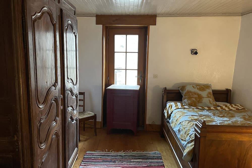 Small Burgundy stone house, private courtyard, close fromcluny, Taizé, Cormatin. in Cortevaix, Région de Mâcon
