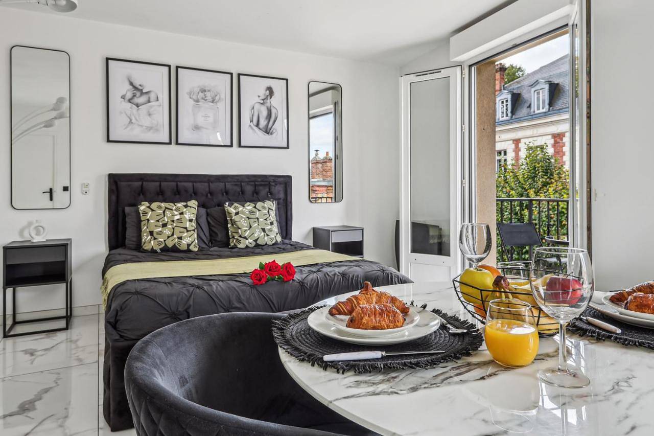 Appartement entier, Studio avec jacuzzi & vue sur le parc Soubiran in Dammarie-les-Lys, Seine-et-Marne