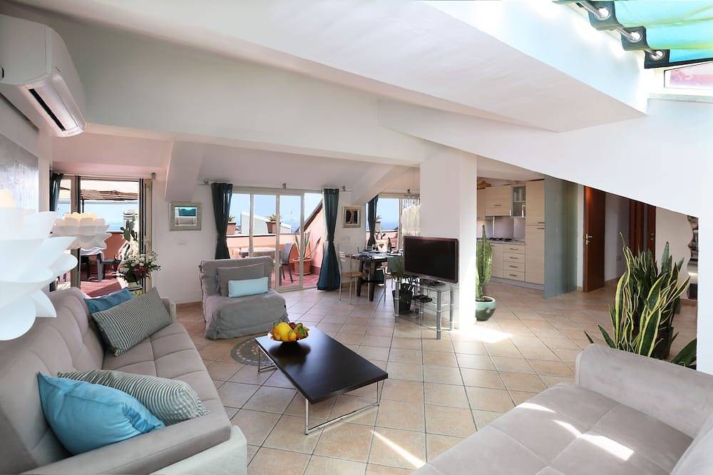 Appartamento intero, Spazioso appartamento 4 camere da letto, centro di Taormina, terrazze vista mare in Taormina, Provincia di Messina