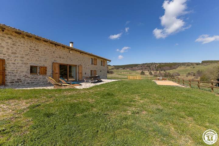 Gîte pour 6 personnes, avec jacuzzi et sauna ainsi que terrasse et jardin, animaux acceptés à Saint-Anthème - 2