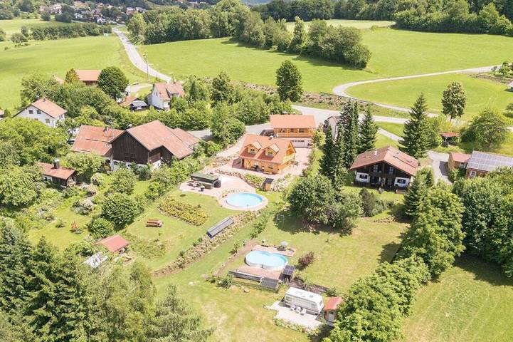 Ferienhaus für 4 Personen, mit Garten und Pool sowie Sauna in Spiegelau