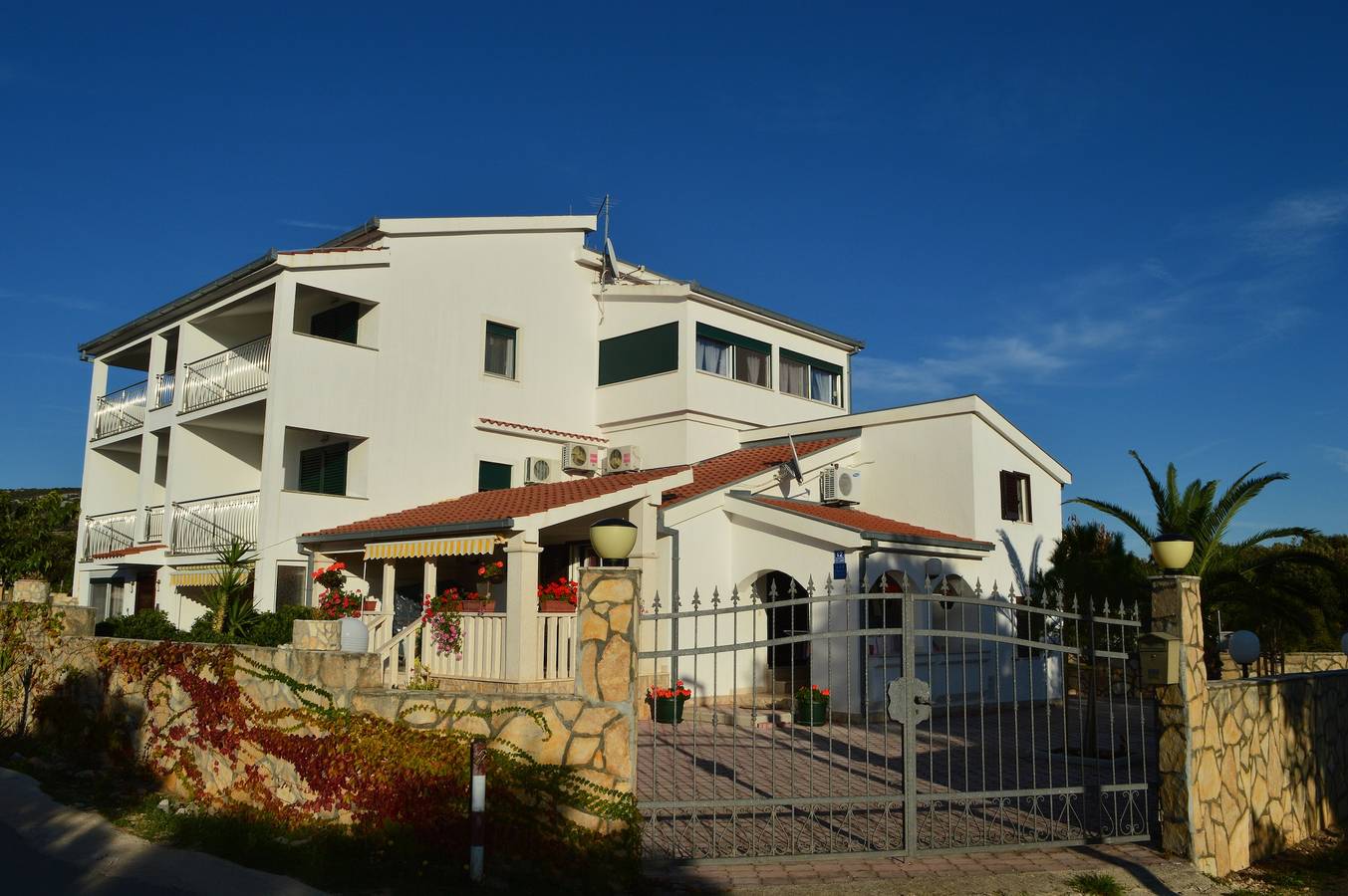 Ganze Wohnung, 3-Zimmer-Ferienwohnung mit Terrasse Bucht Ljubljeva, Trogir A-14314-e in Vinisce, Split-Dalmatien