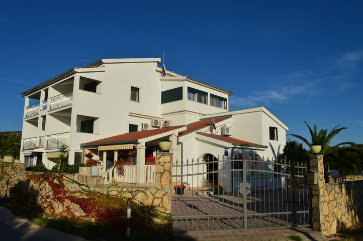 Ferienwohnung für 6 Personen, mit Balkon/Terrasse und Pool in Marina