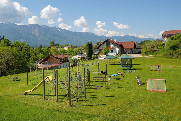 Ferienwohnung für 4 Personen, mit Garten und Pool sowie Seeblick und Ausblick am Faaker See