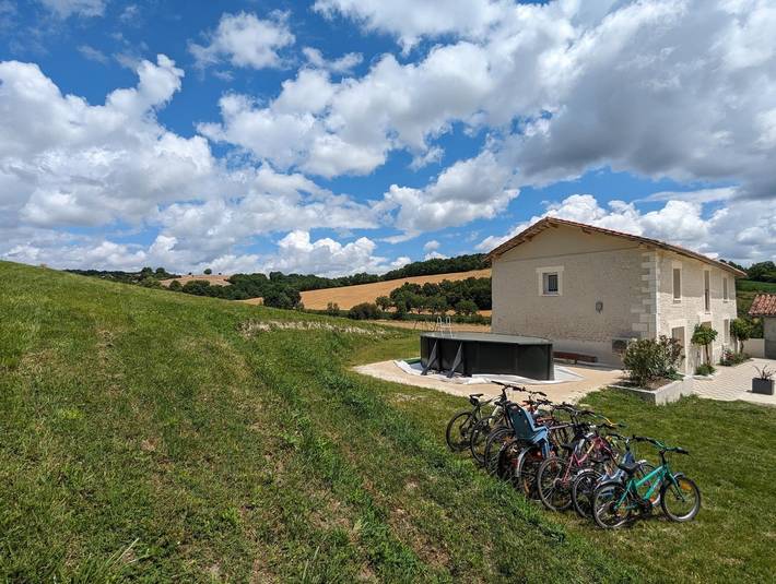 Vakantiehuis voor 8 personen, with Terras and Tuin as well as Zwembad in Charente