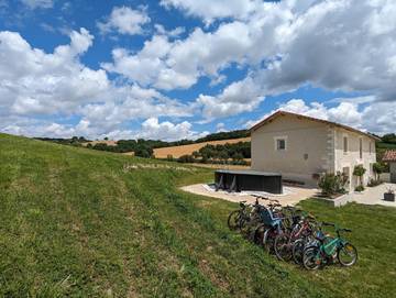 Gîte pour 8 personnes, avec piscine ainsi que terrasse et jardin à Montignac-le-Coq
