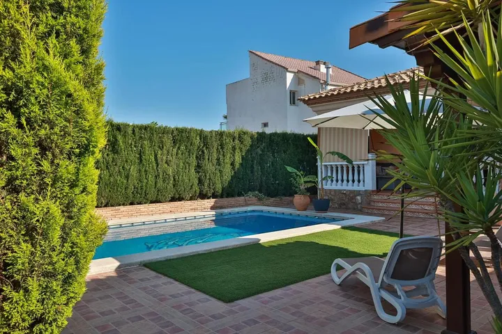 Chalet para 6 personas, con terraza y piscina - 1