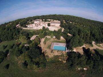 Cottage pour 12 personnes, avec piscine ainsi que jardin et vue, adapté aux familles à Issirac