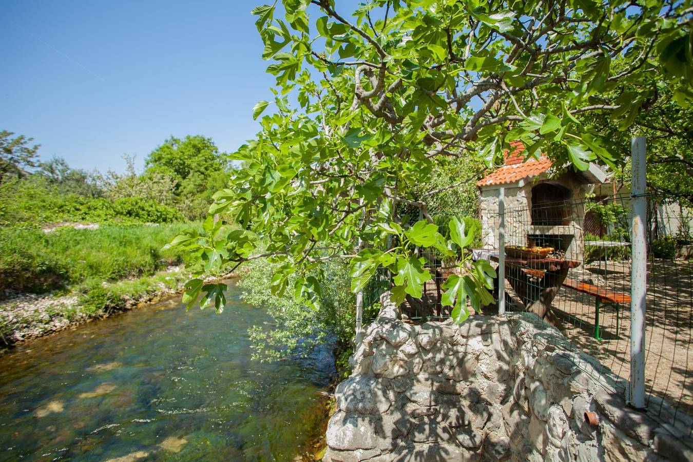 House with large garden, right next to the river in Split-Dalmatia