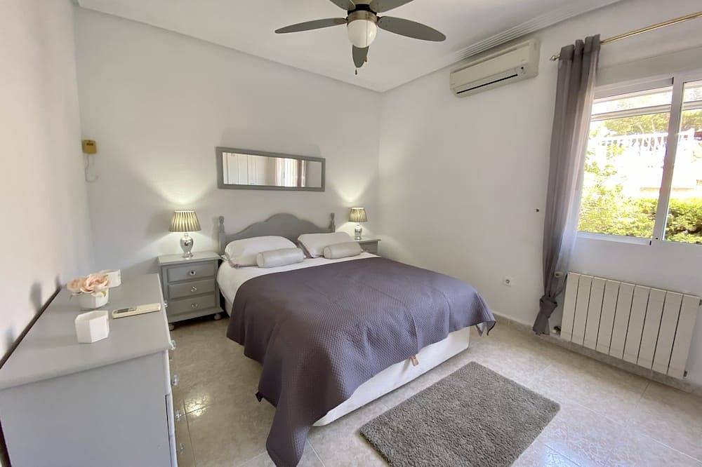 Villa happy Place - 4 Bed 4 Bath sleeps 9, Private Pool, Full Air con , Wifi in Los Balcones, Orihuela