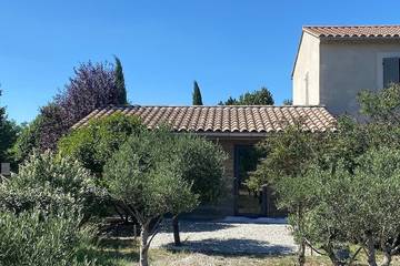 Gîte pour 2 personnes, avec terrasse et jardin à Entrechaux