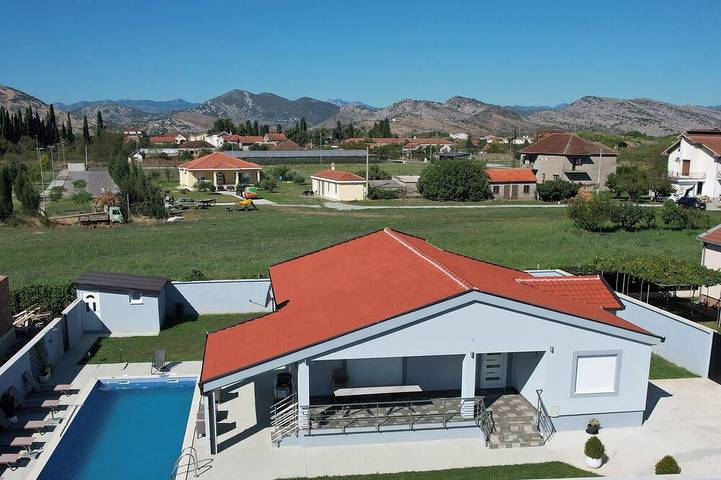 Ferienhaus für 8 Personen, mit Garten und Balkon, mit Haustier in Montenegro