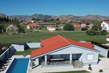 Ferienhaus für 8 Personen, mit Garten und Balkon, mit Haustier in Montenegro