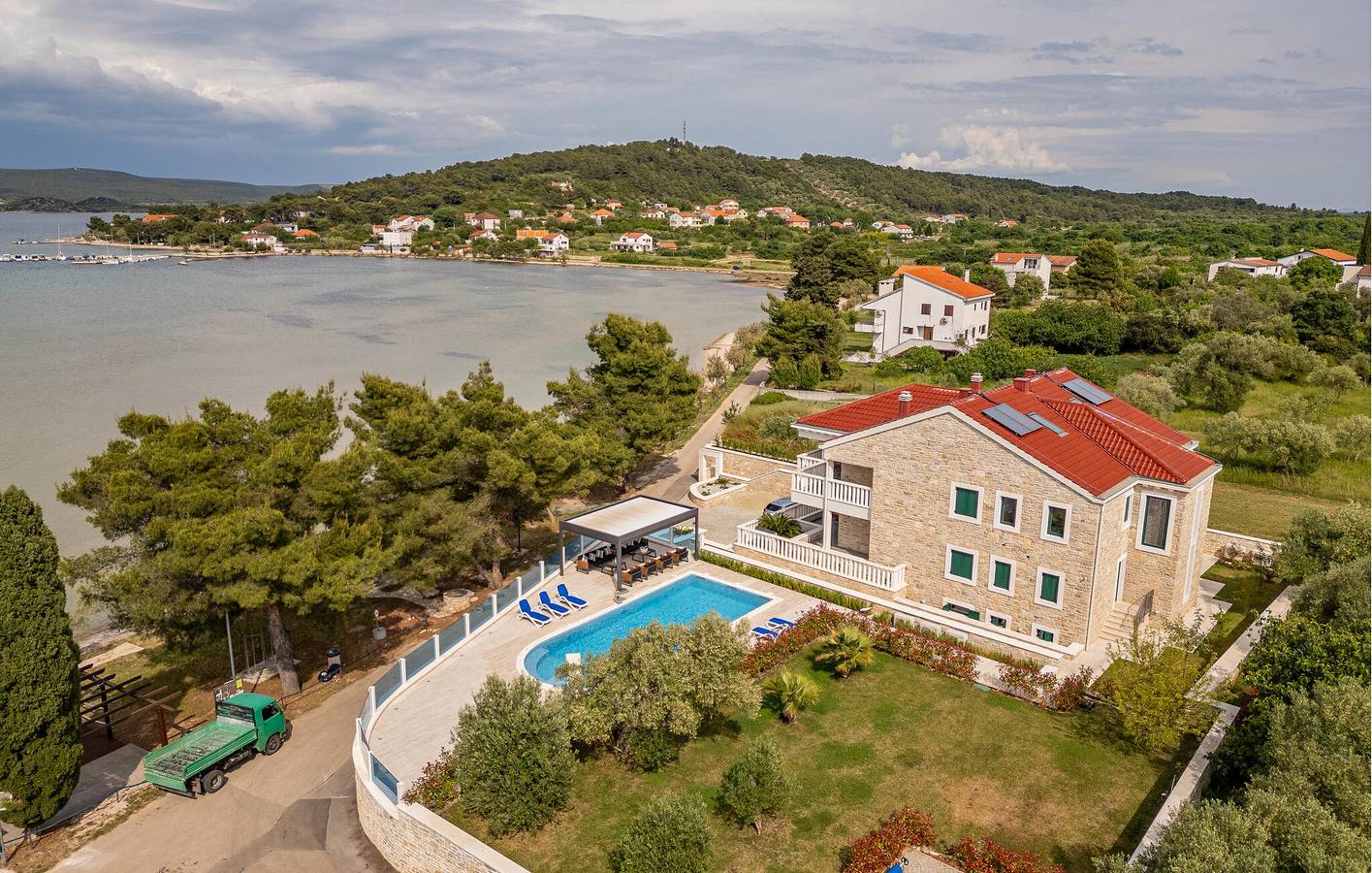 Ganze Ferienwohnung, Apartment am Meer mit Terrasse, WLAN und Parkplatz in der Nähe von Pasman in Pasman Stadt, Pasman