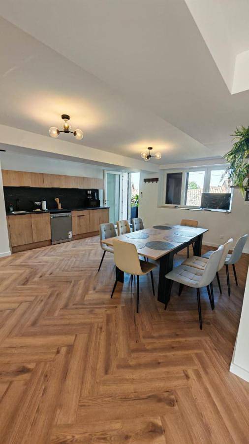 Gîte pour 8 personnes, avec Balcon et Terrasse ainsi que Jardin et Piscine à Crêches-sur-Saône - 3