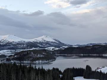 Chambre d’hôte pour 2 personnes, avec vue sur le lac ainsi que vue et balcon en Norvège