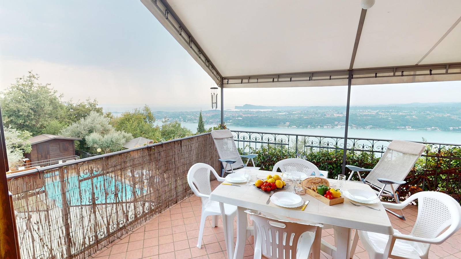 Apartamento entero, Apt Quarzo Salò magic lake view By Bookinggardalak in Saló, Montañas Garda