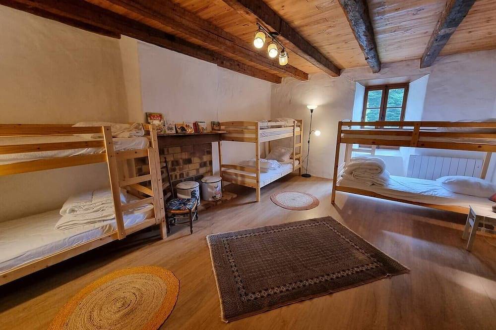 Grande maison de campagne avec jardin clôturé, animaux de compagnie acceptés. in Bazus-Aure, Parc national des Pyrénées