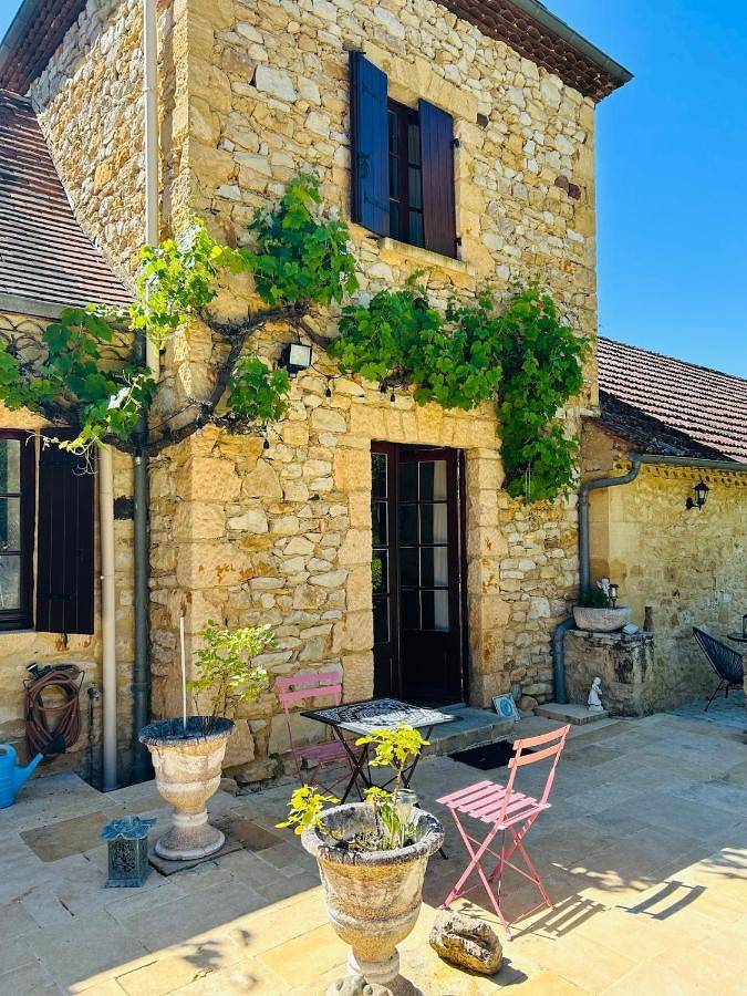 Gîte pour 2 personnes, avec vue ainsi que piscine et jardin à Berbiguières