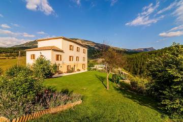 Château pour 18 personnes, avec terrasse ainsi que jardin et jacuzzi, animaux acceptés en Provence-Alpes-Côte d'Azur