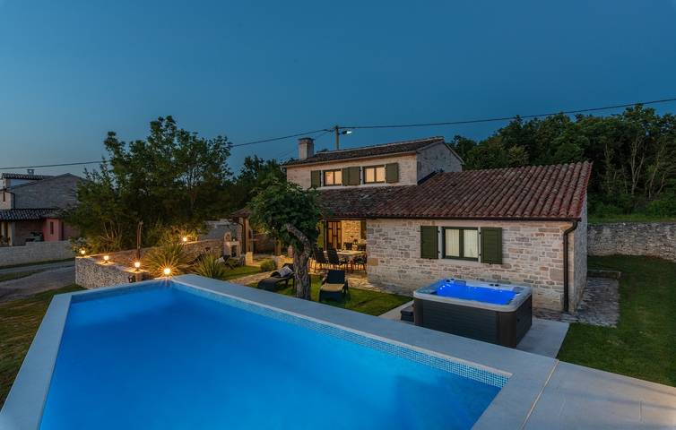 Ferienhaus für 6 Personen, mit Balkon/Terrasse und Garten sowie Pool in Kanfanar