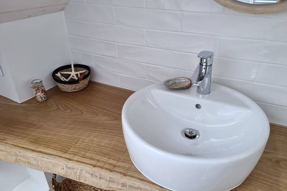 Petite Maison de Pêcheur à 10 m de la Plage, Avec Jardin Clos in Treffiagat, Quimper region