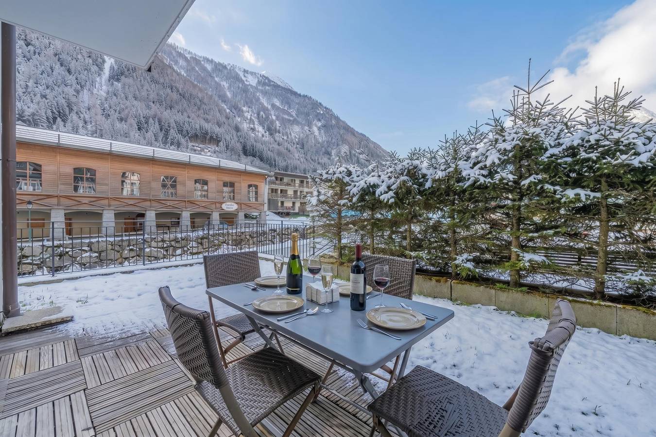 Entire apartment, V Balme 06: Beside Ski Lift; Pool, Sauna & Gym in Vallorcine, Bonneville region