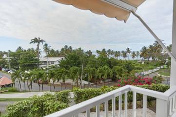 Gîte pour 3 personnes, avec piscine ainsi que terrasse et vue à Le Moule