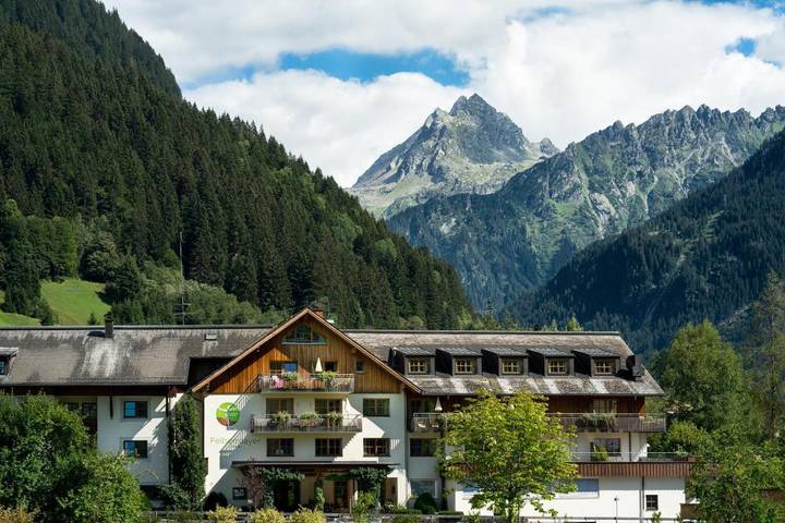B&B für 2 Personen, mit Pool und Garten sowie Sauna, mit Haustier in Silvretta Montafon